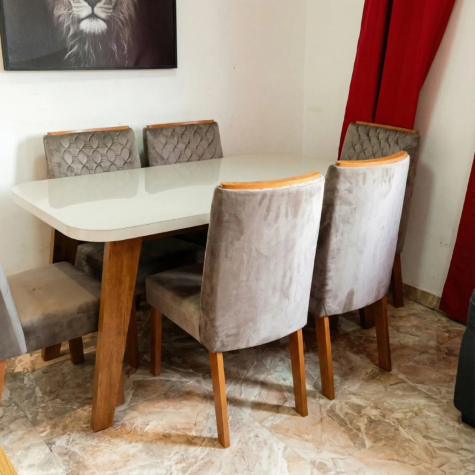 Mesa de jantar com seis cadeiras montada pela Montou!